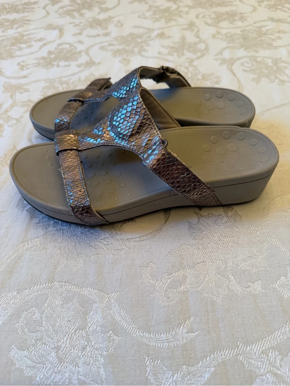Vionic Women’s Pacific Ellie Metallic Snake Pewter Silver Comfort Sandals Size 8 - Picture 3 of 10